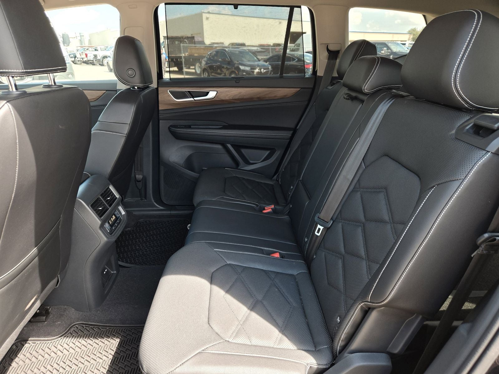 2024 Volkswagen Atlas 2.0T SE w/ Technology