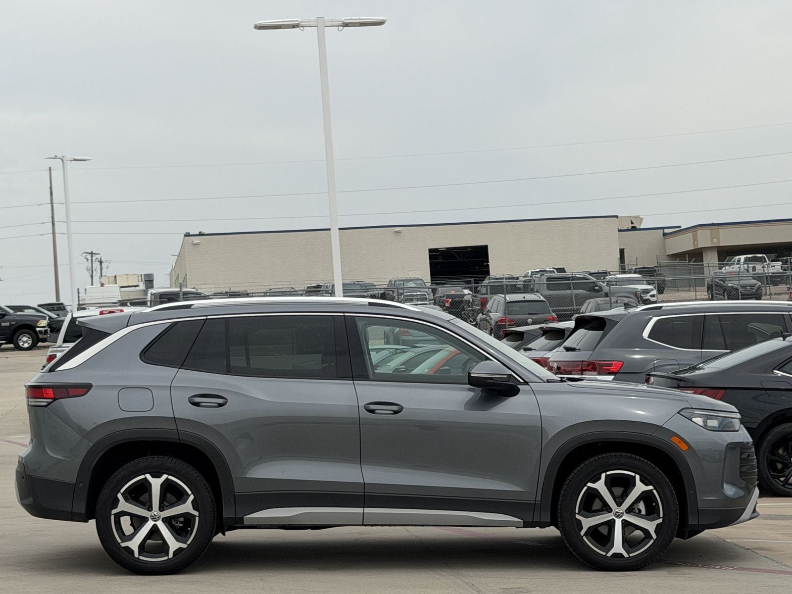 2025 Volkswagen Tiguan 2.0T SE