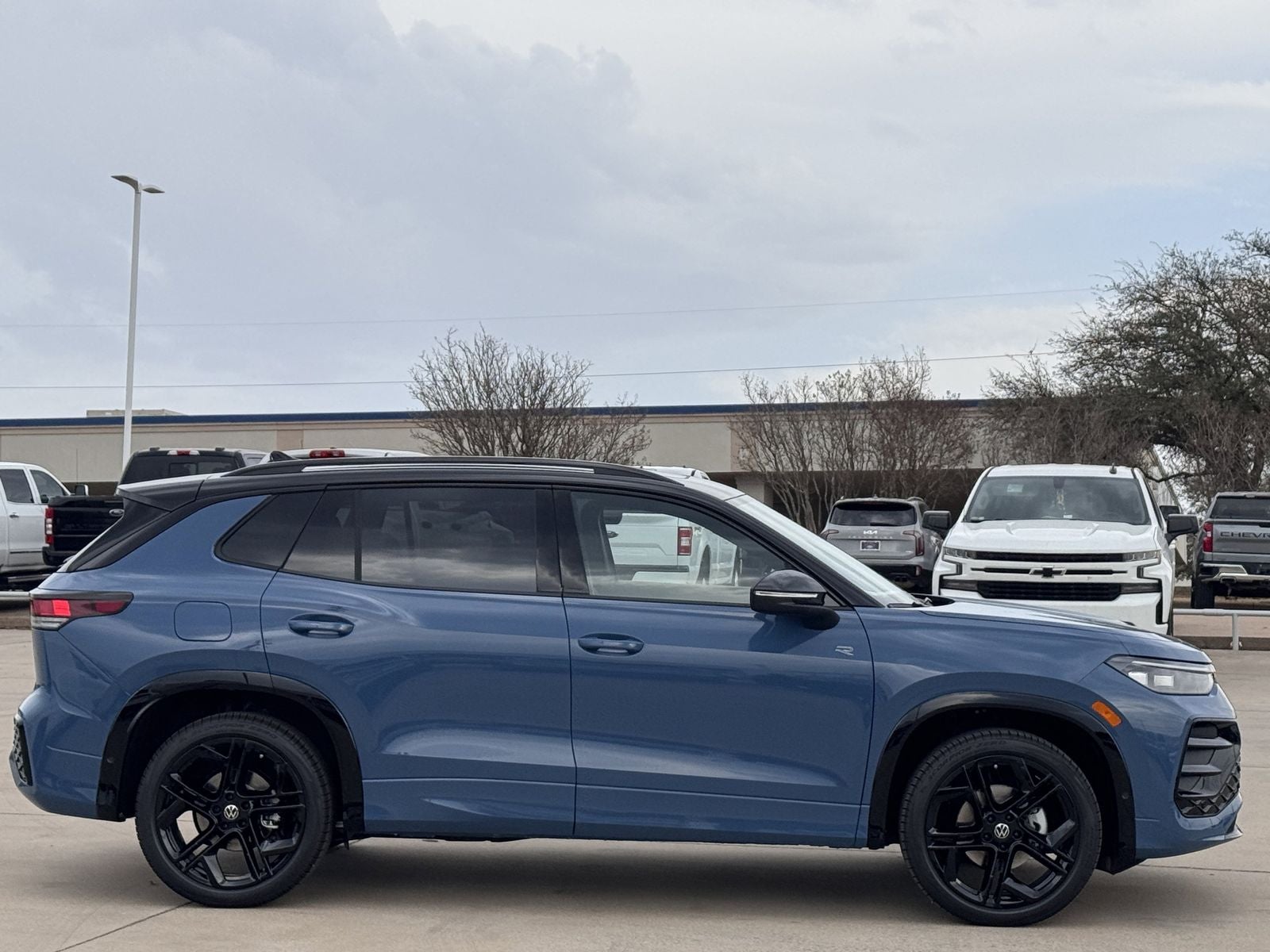 2026 Volkswagen Tiguan 2.0T SE R-Line Black