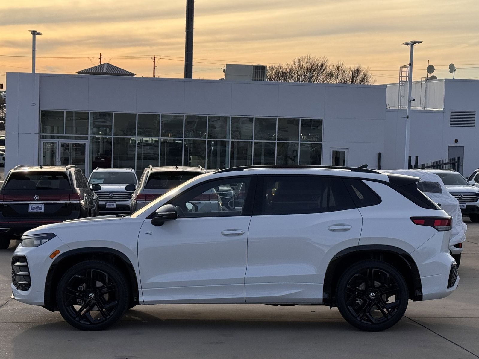 2026 Volkswagen Tiguan 2.0T SE R-Line Black