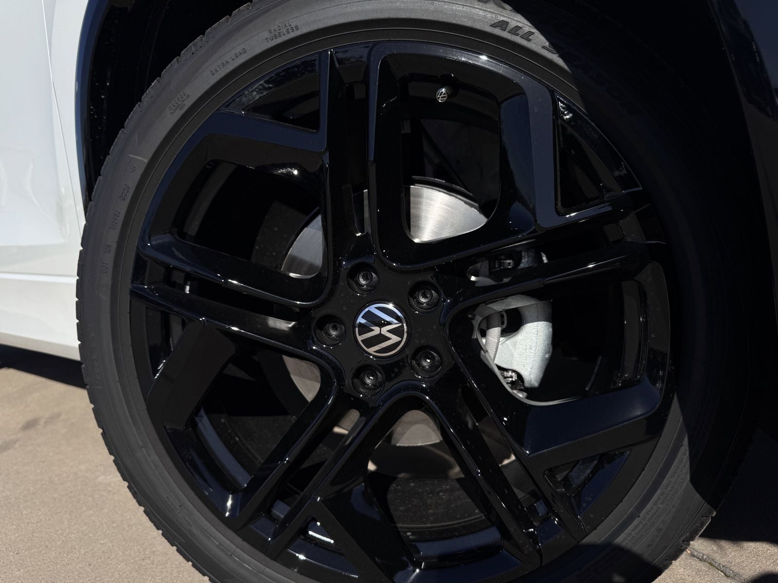 2026 Volkswagen Tiguan 2.0T SE R-Line Black