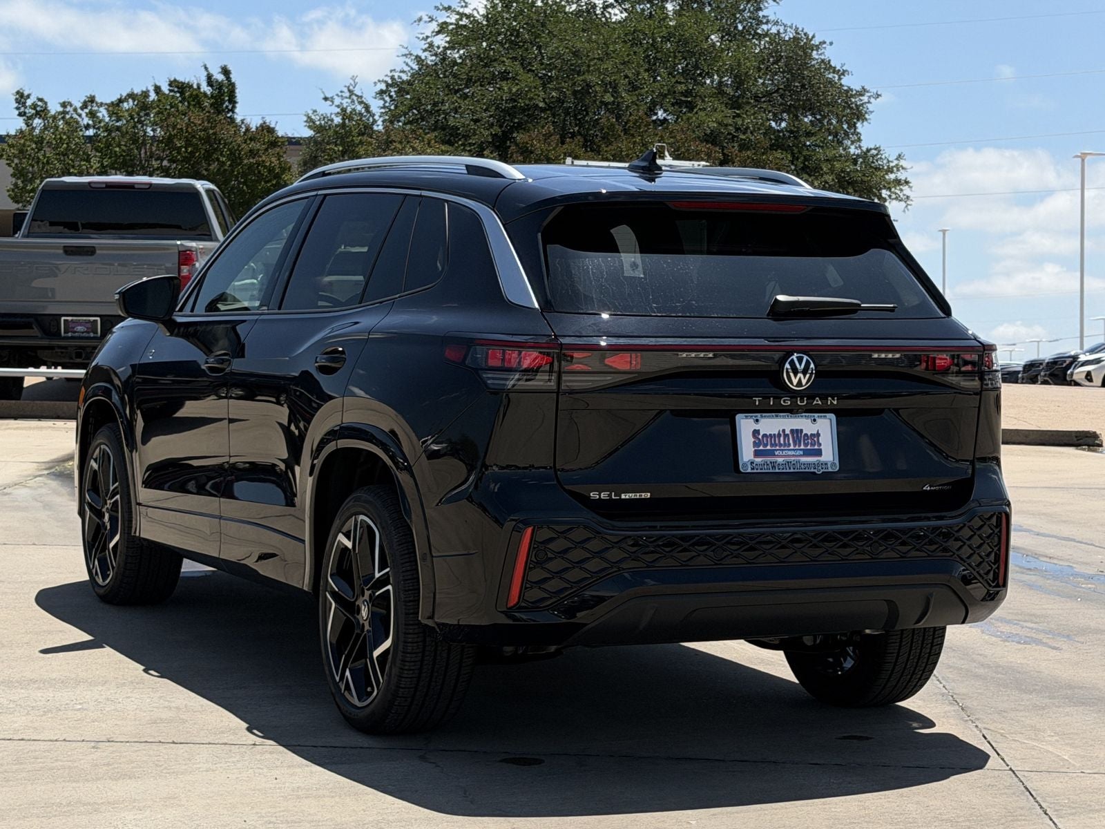 2026 Volkswagen Tiguan 2.0T SEL R-Line