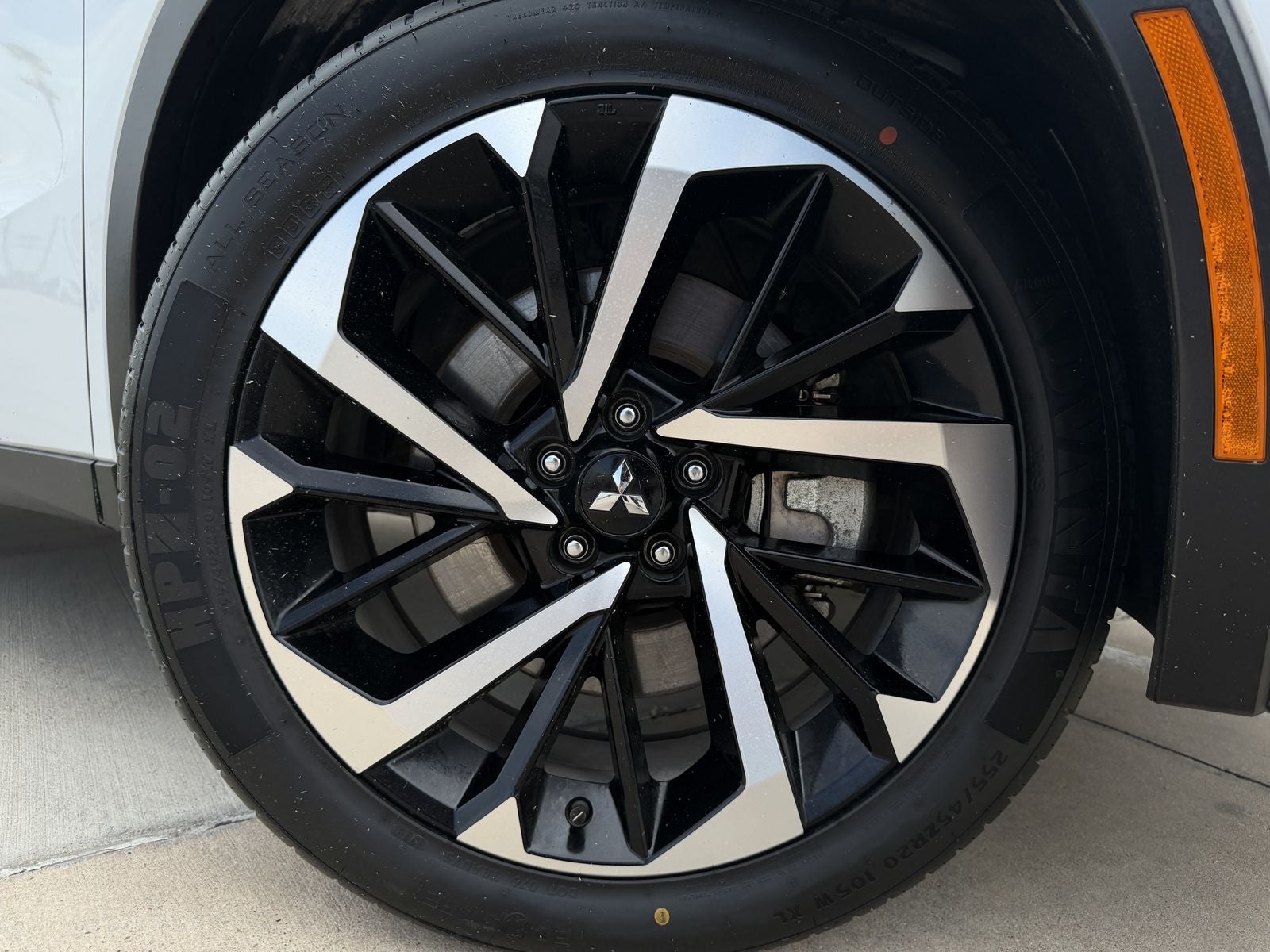 2023 Mitsubishi Outlander Base