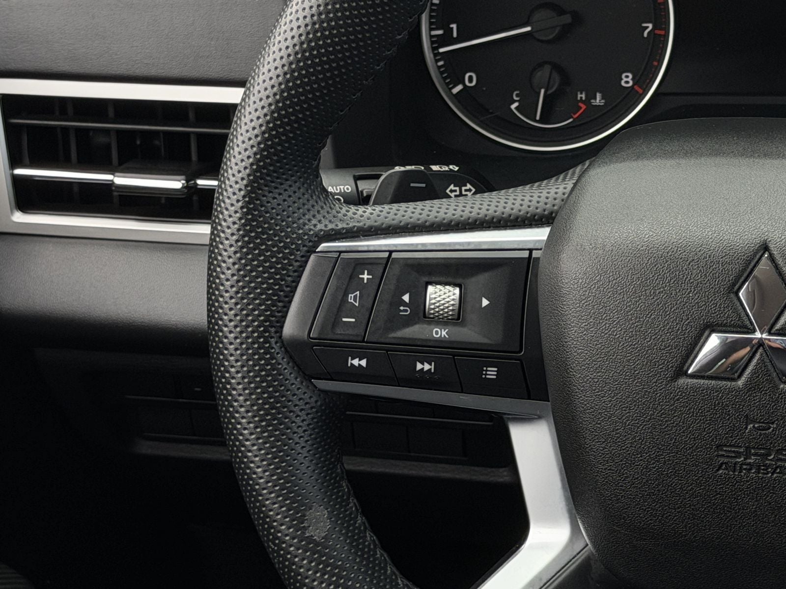 2023 Mitsubishi Outlander Base