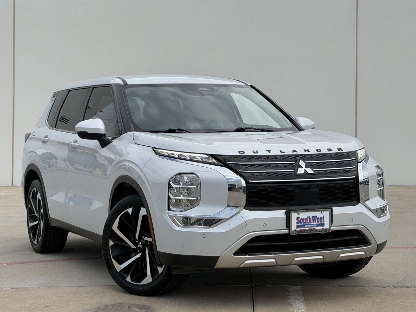 2023 Mitsubishi Outlander Base