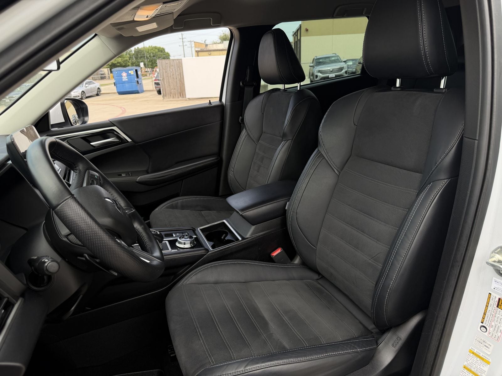 2023 Mitsubishi Outlander Base
