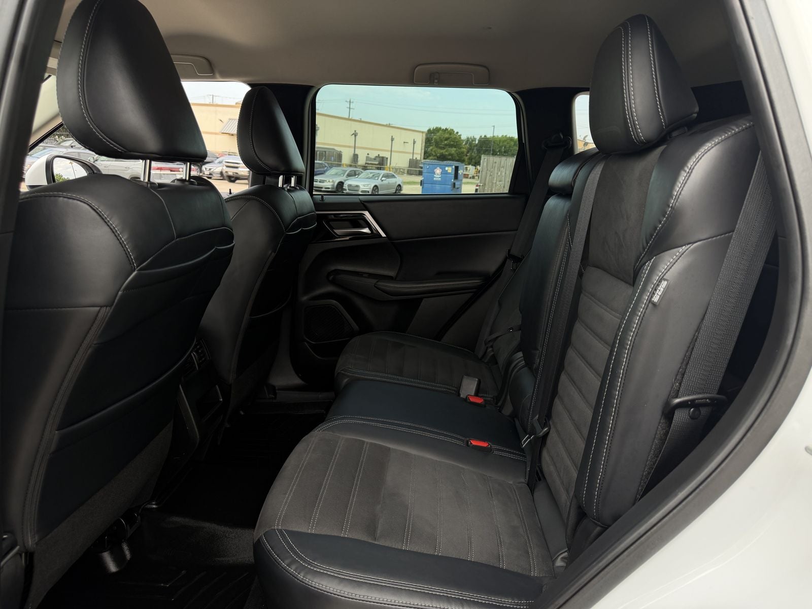 2023 Mitsubishi Outlander Base