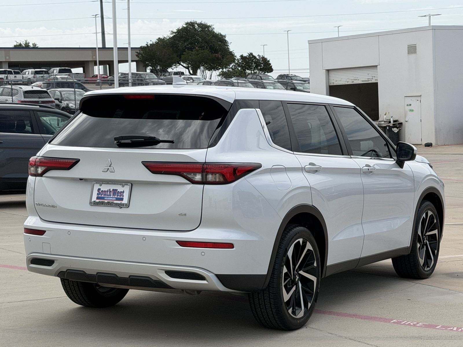 2023 Mitsubishi Outlander Base