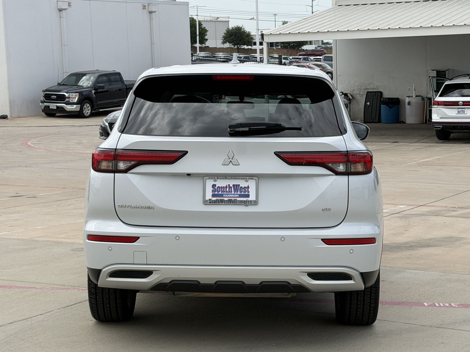 2023 Mitsubishi Outlander Base