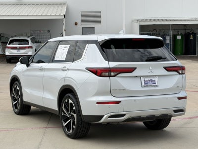 2023 Mitsubishi Outlander Base