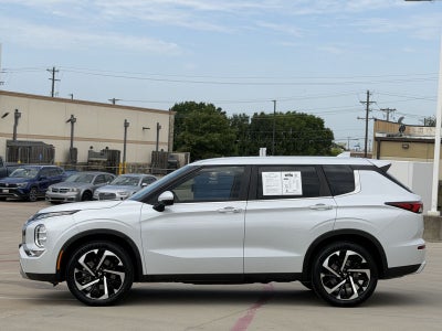 2023 Mitsubishi Outlander Base