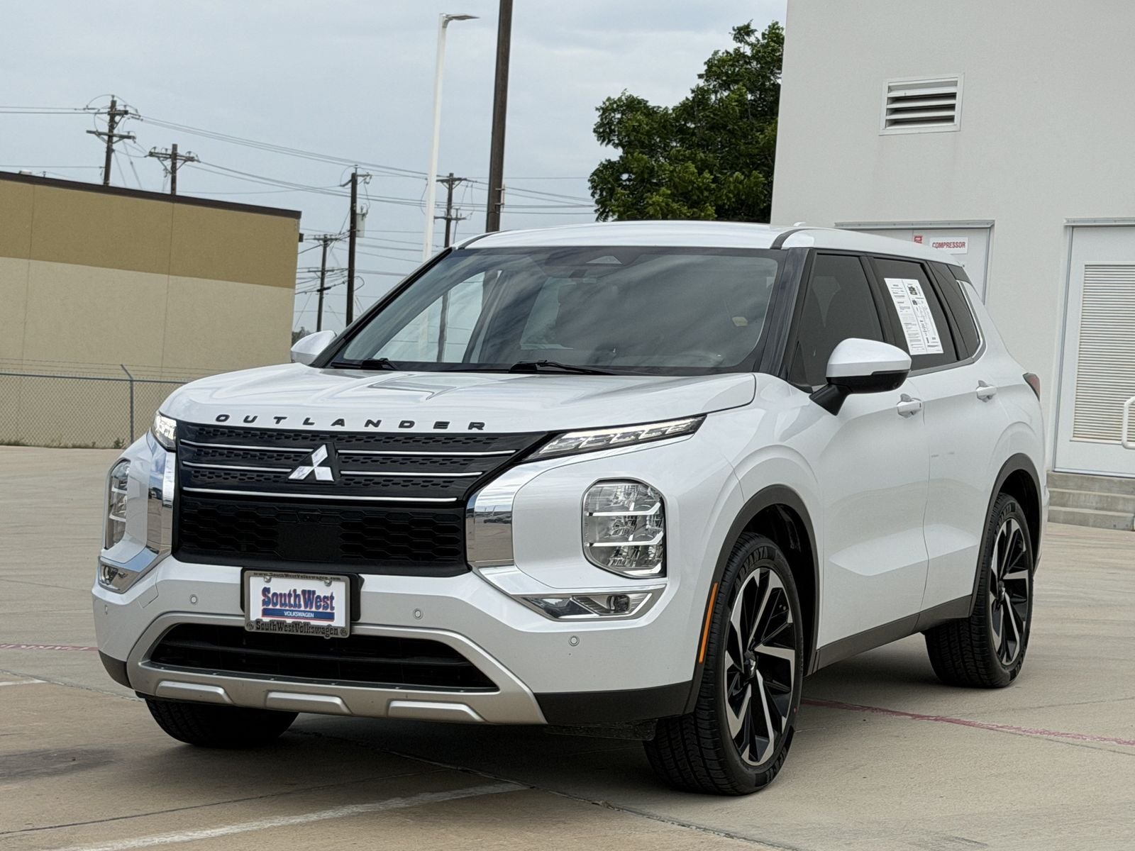 2023 Mitsubishi Outlander Base