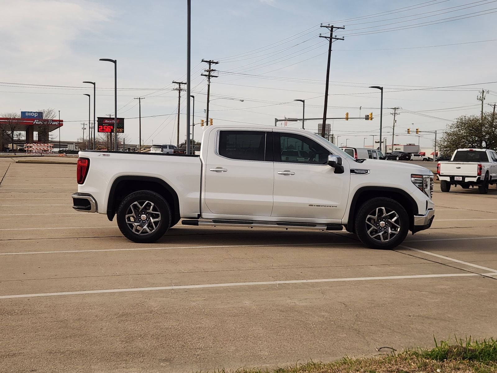 2022 GMC Sierra 1500 4WD Crew Cab Short Box SLT