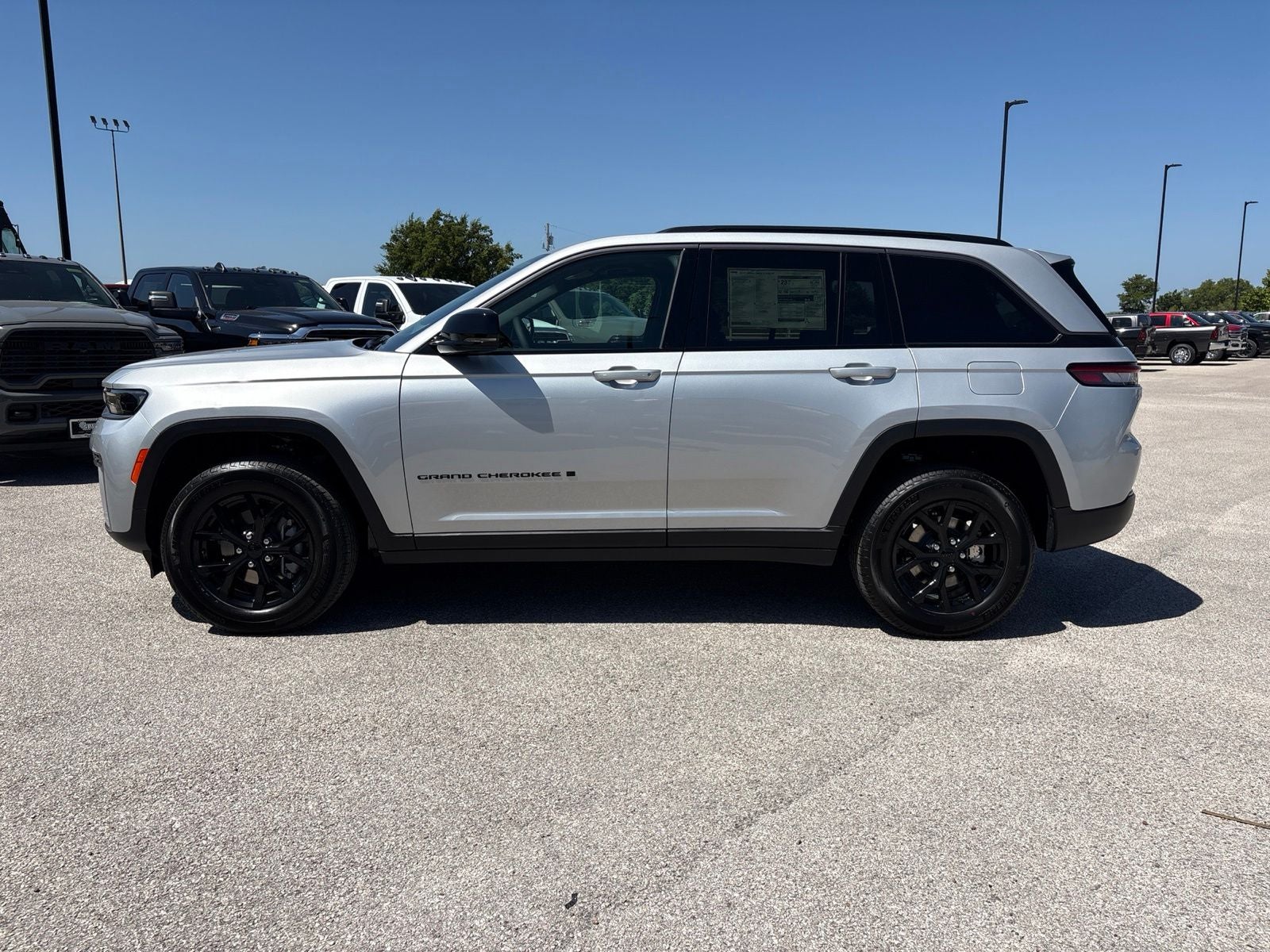 2026 Jeep Grand Cherokee GRAND CHEROKEE LAREDO ALTITUDE 4X2