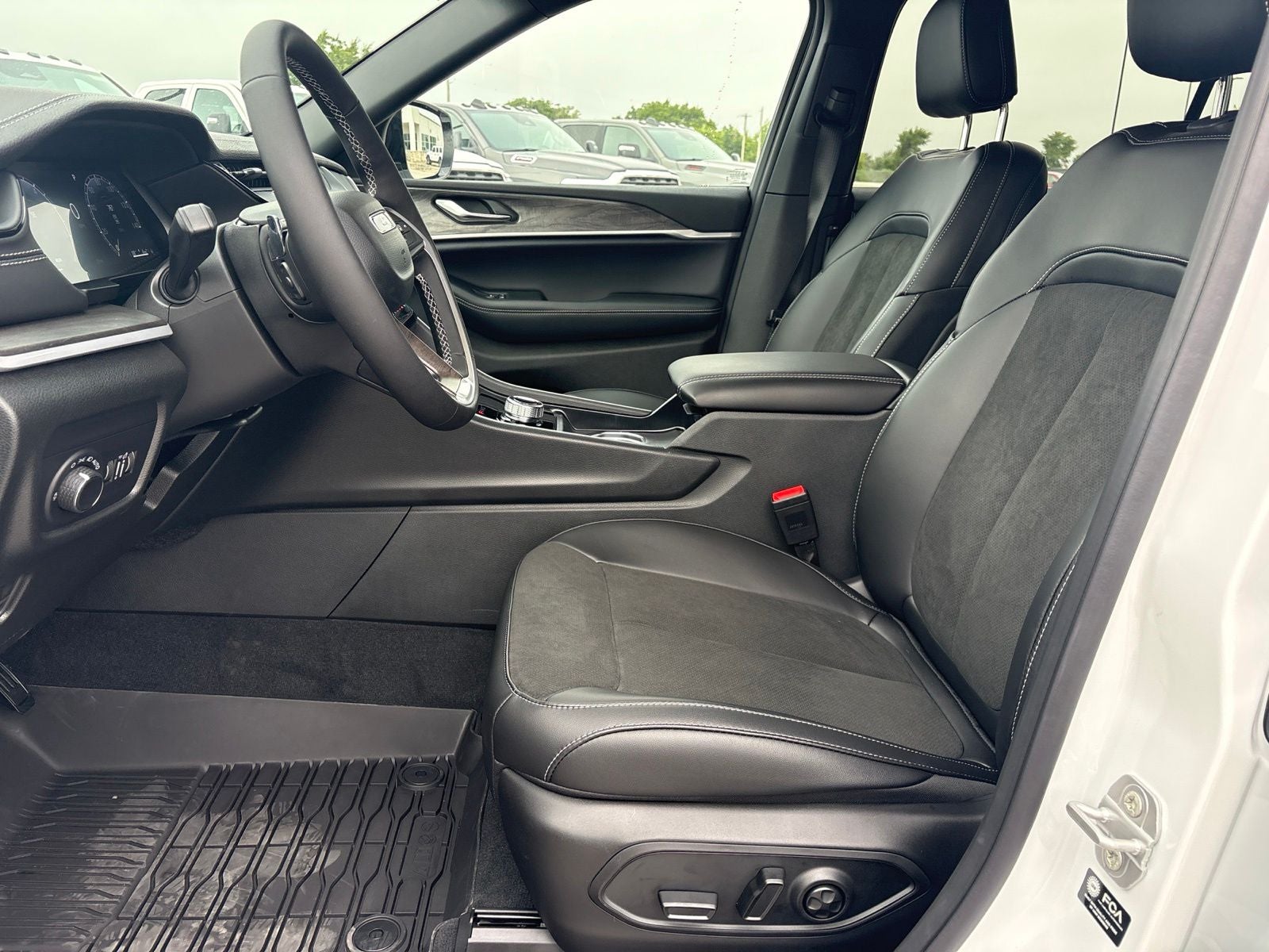 2026 Jeep Grand Cherokee L GRAND CHEROKEE L LAREDO ALTITUDE 4X2
