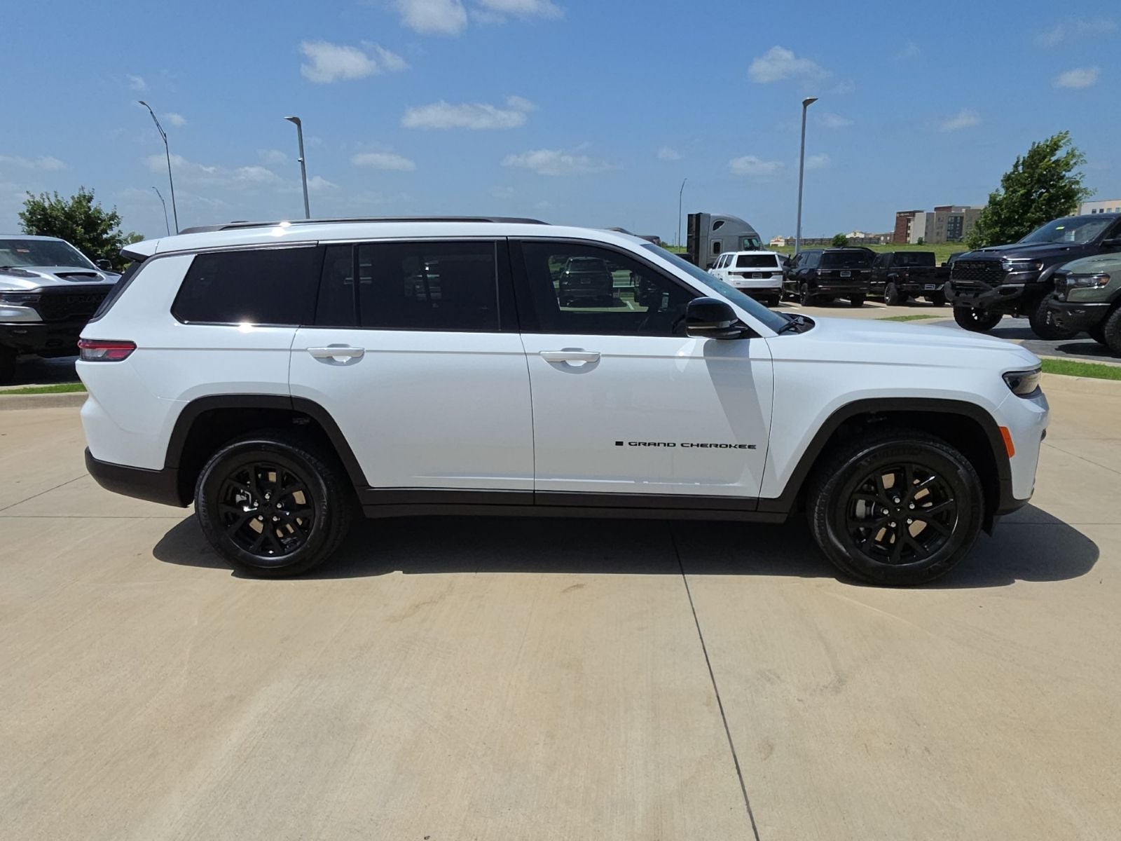 2026 Jeep Grand Cherokee L GRAND CHEROKEE L LAREDO ALTITUDE 4X2