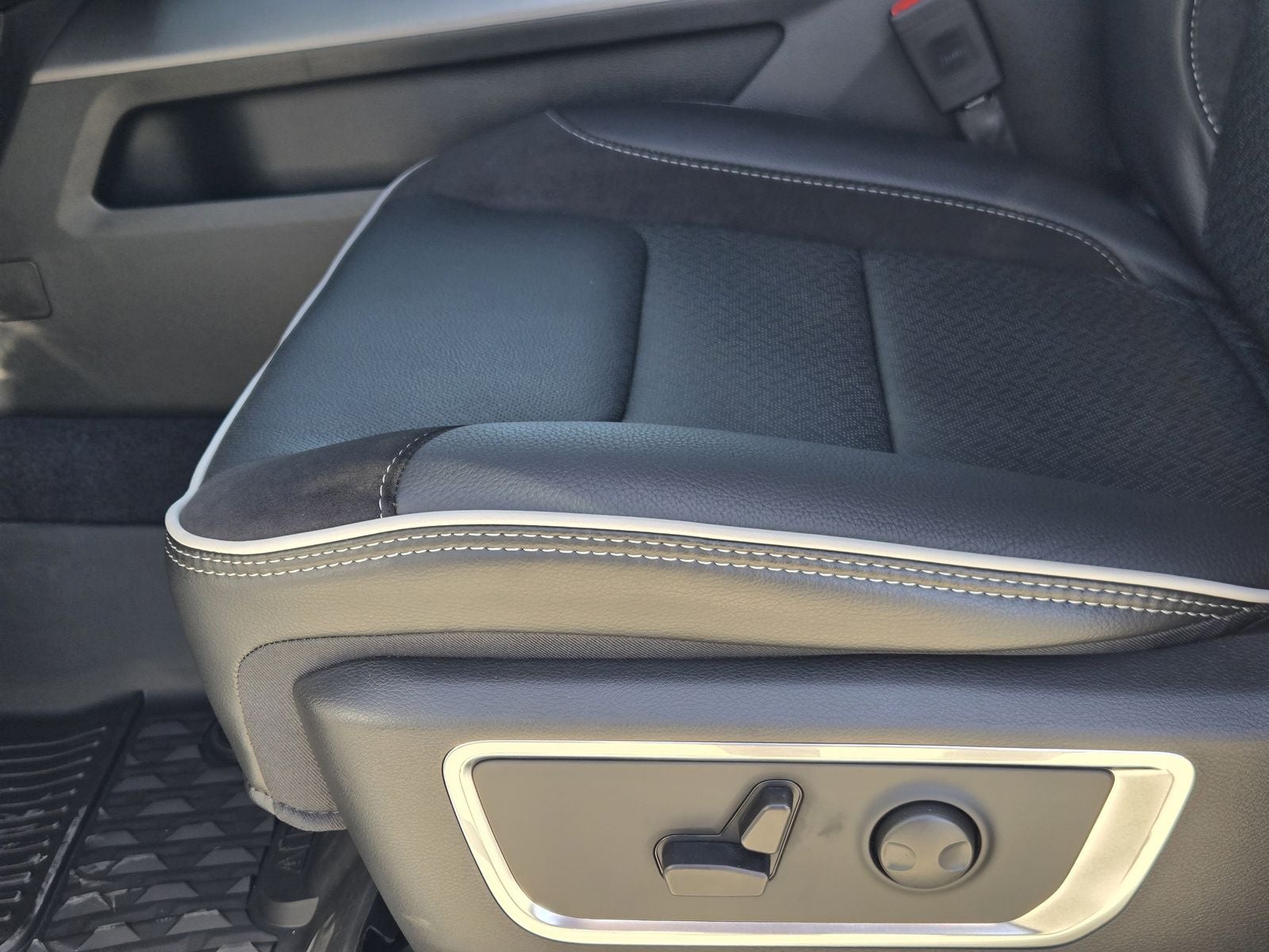 2026 RAM Ram 1500 RAM 1500 LARAMIE CREW CAB 4X2 5'7' BOX