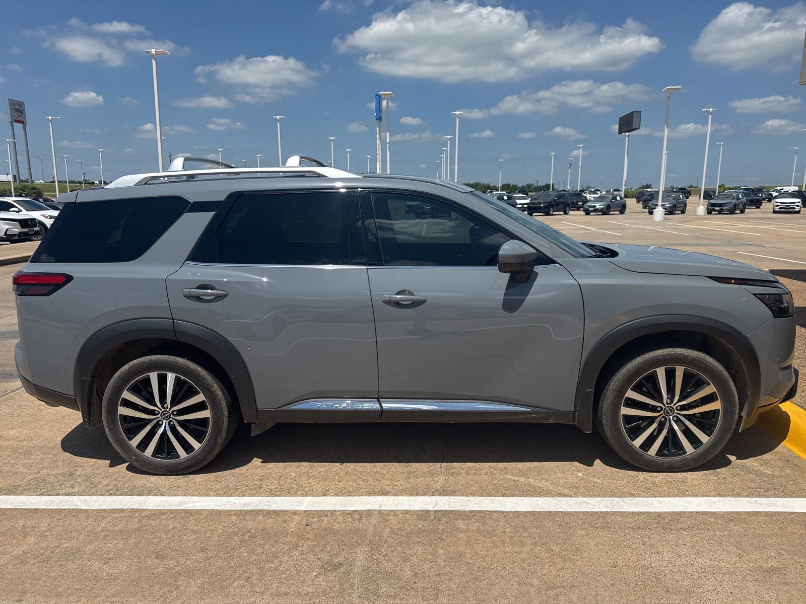 2023 Nissan Pathfinder Platinum