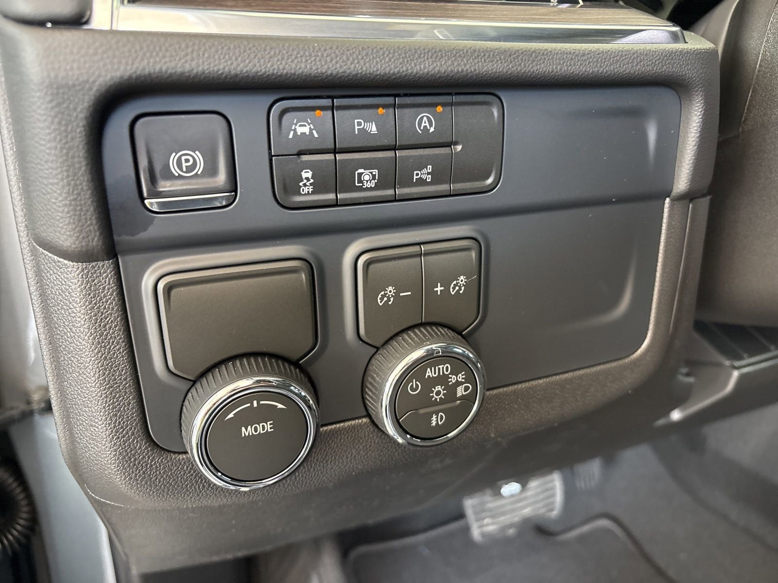 2026 Chevrolet Suburban LT - Photo 14