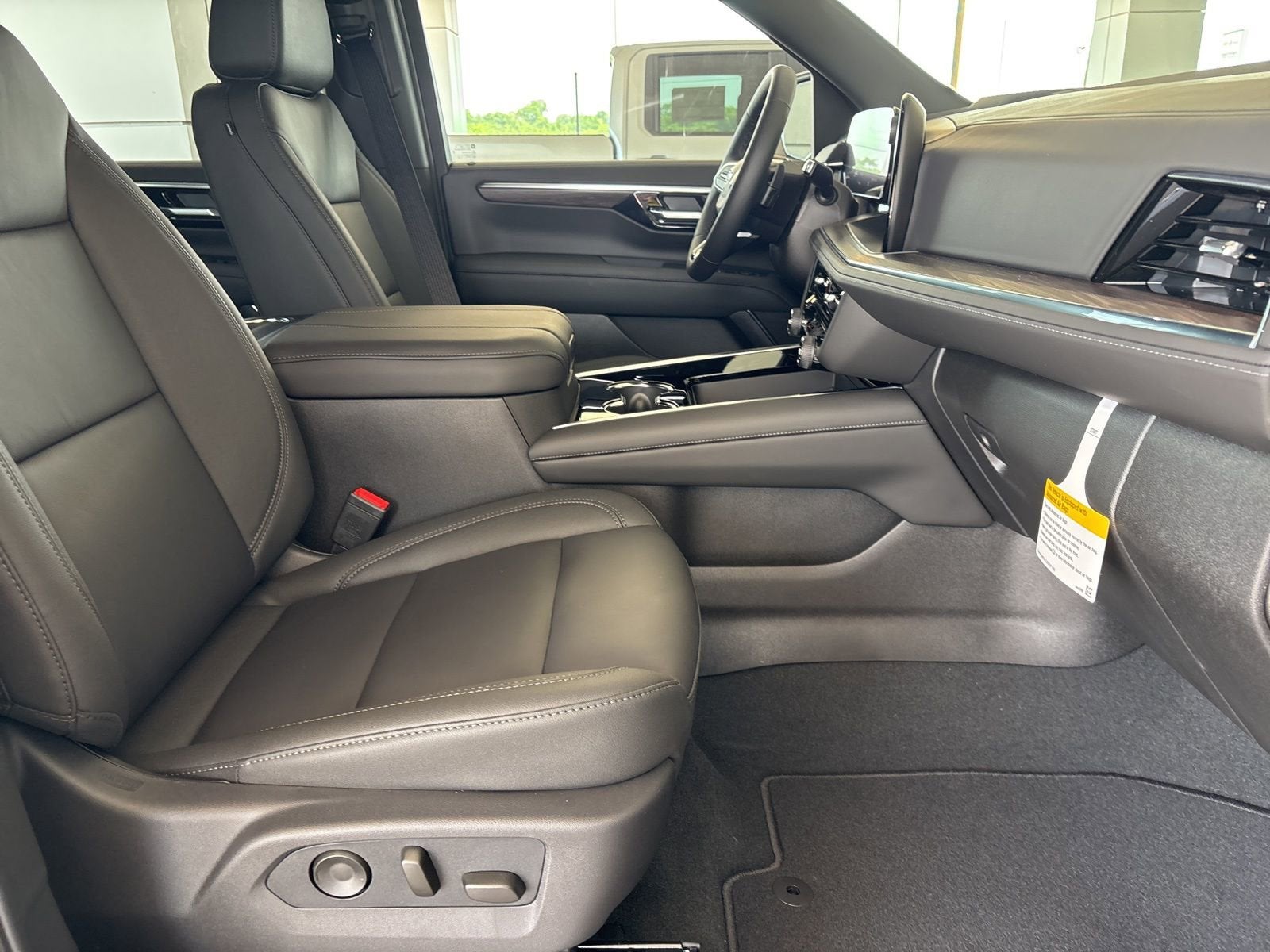2026 Chevrolet Suburban LT - Photo 24