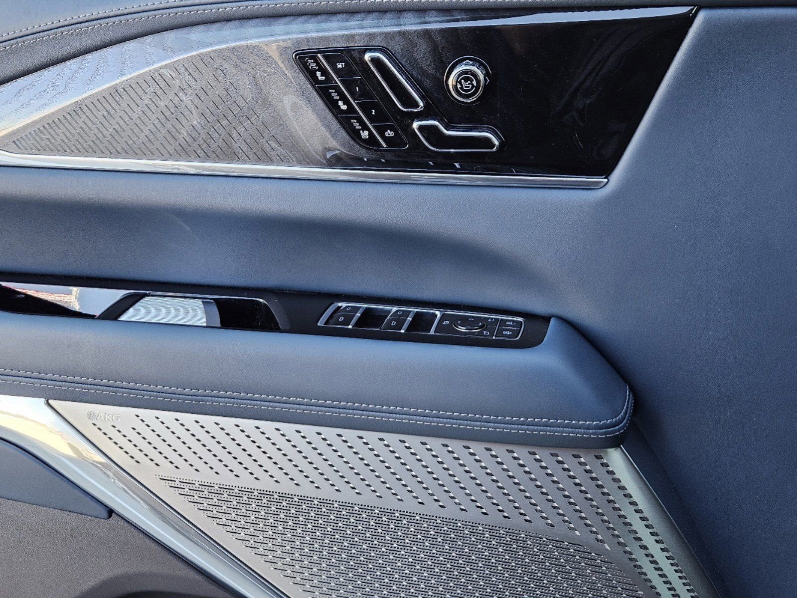 2025 Cadillac ESCALADE IQ Luxury 2