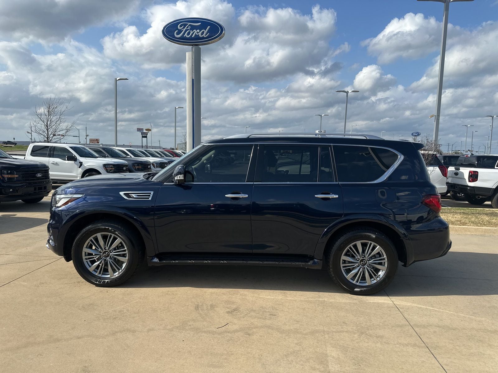 2024 INFINITI QX80 LUXE